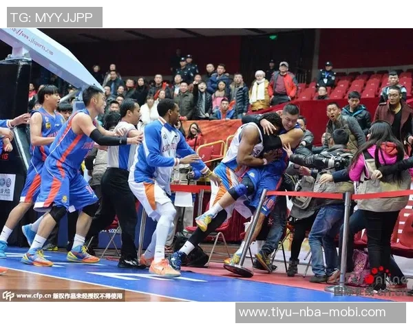 广岛外援半场结束后挑衅高天意引发双方冲突场面火爆 广岛外援半场结束后挑衅高天意引发双方冲突场面火爆